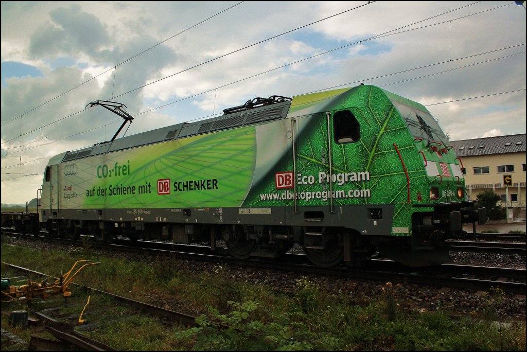 Hier zeigt mir 185 389 die volle Breit Seite. Sie hat den 44925 von Nrnberg nach Linz Vbf am Haken. Das war ein richtiger  erzwungener  Glcksfall. Beim Zeitungsausteilen mit Martin Olwitz sah ich das sie dort stand, also ab nach Hause (Im grten Regen natrlich) Canone geholt und ab nach oben. Pitsch nass war ich, aber glohnt hat sichs auch. (10.09.2010, Mangoldng)

PS: Sie fhrt morgen den 44986 von Linz (04:21) nach Nrnberg (09:23)  zurck, nur fr interessierte. 