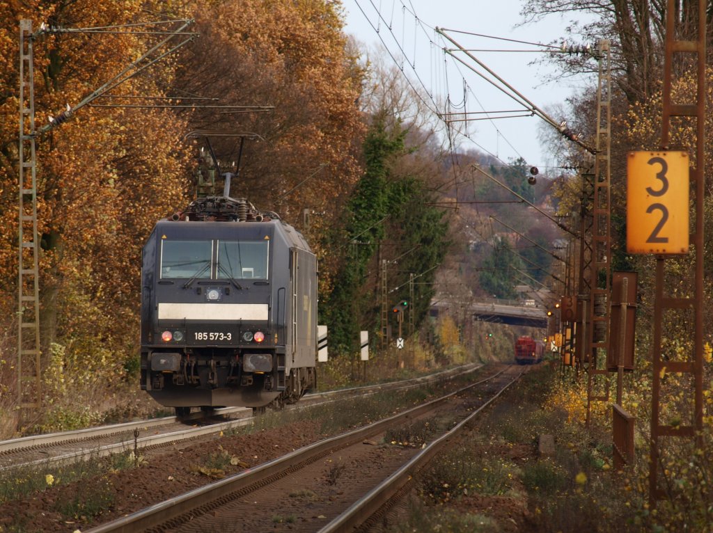 Hier zeigt sich der Herbst von seiner schnen Seite. Nachschu auf einen seltenen Gast im Grenzverkehr nach Belgien, 185 573-3 vom Railservice Alexander Neubauer (RAN). Die Lok kommt vom Gemmenicher Tunnel auf der Montzenroute nach geleisteter Schubhilfe auf dem linken Gleis nach Aachen zurck, um 2 Zge zu berholen die vor Aachen West vor roten Signalen stehen. 