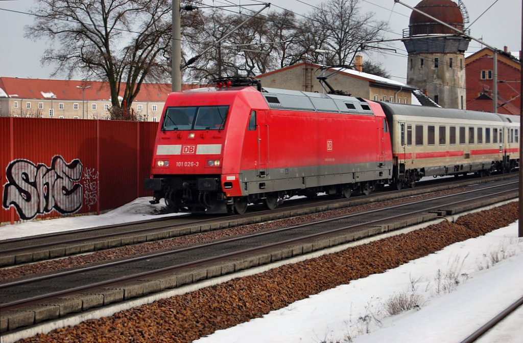Hier zieht die 101 026-3 den IC durch Rathenow in Richtung Amsterdam am 19.02.2010.