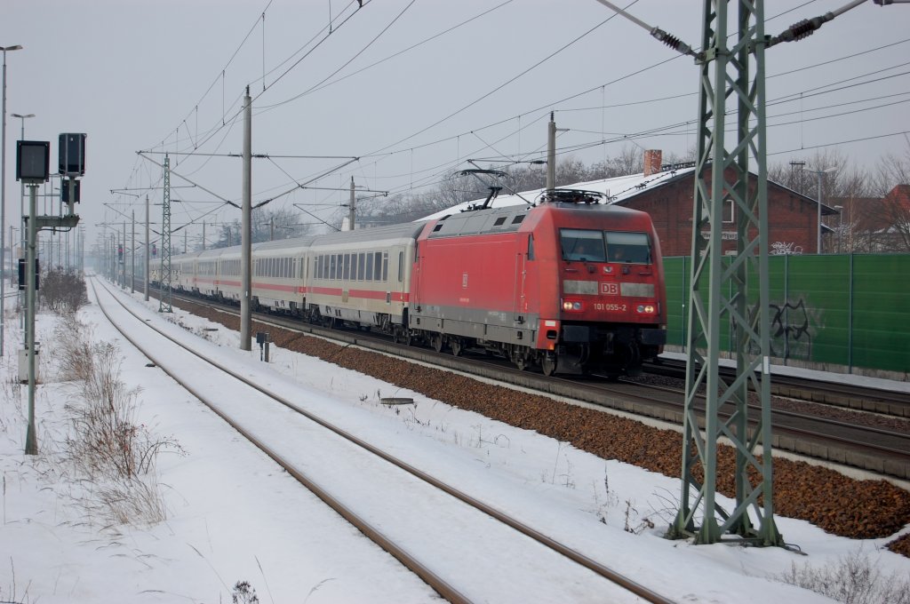 Hier zieht die 101 055-2 den IC durch Rathenow in Richtung Berlin am 19.02.2010
