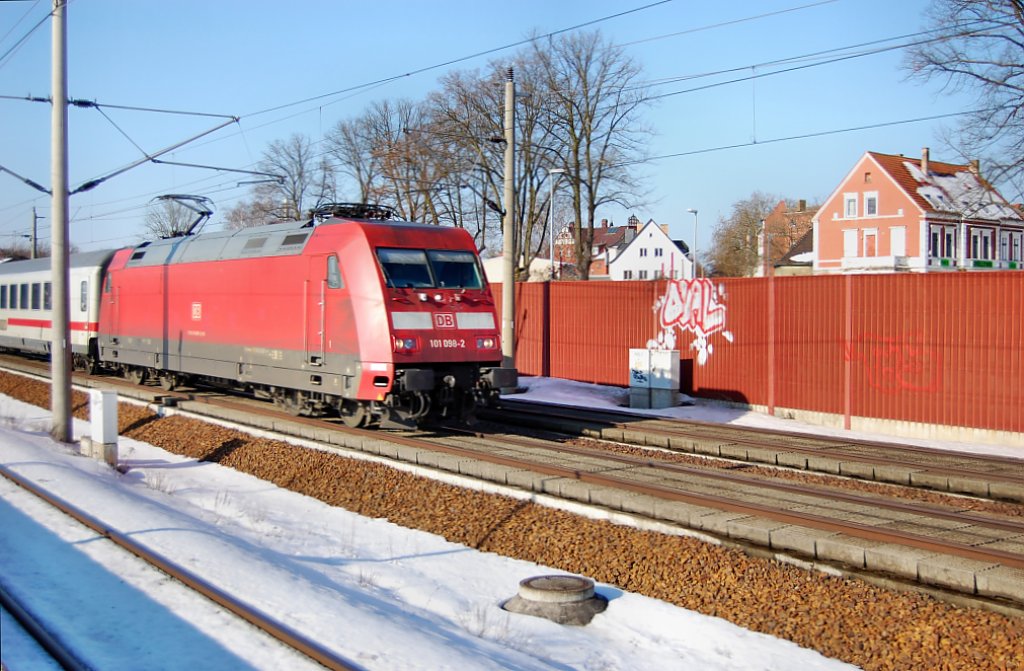 Hier zieht die 101 098-2 den IC durch Rathenow in Richtung Berlin. 20.02.2010