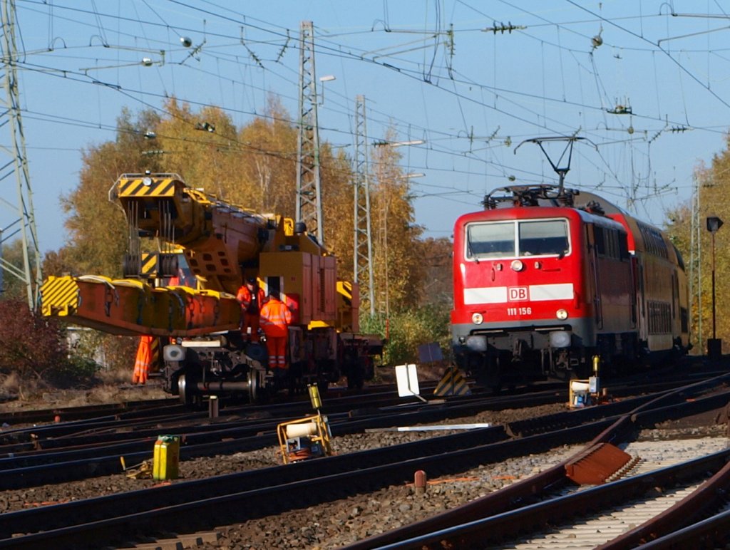 Hier zieht 111 156 den RE 4 an dem Schienenbaukran  Donau  vorbei zum Bahnhof Herzogenrath.