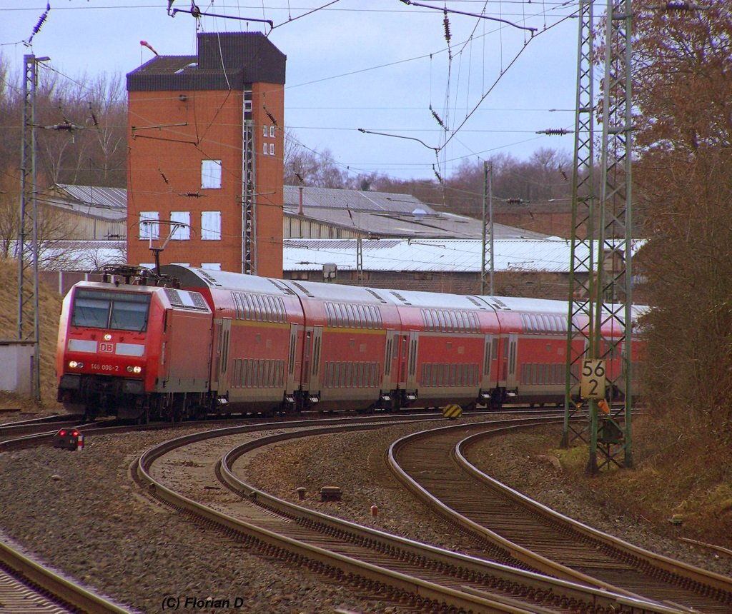 Hier zieht die 146 006-2 den RE10131 aus Aachen Hbf kommend hinter Eschschweiler Hbf um die Kurve in Richtung Langerwehe. Endziel des Zuges ist Hamm(Westf). 21.02.2010