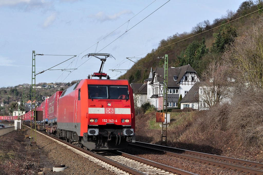 Hier zieht 152 143 einen Winnerzug Richtung Sden. (Fotostandpunkt: Dattenberg)