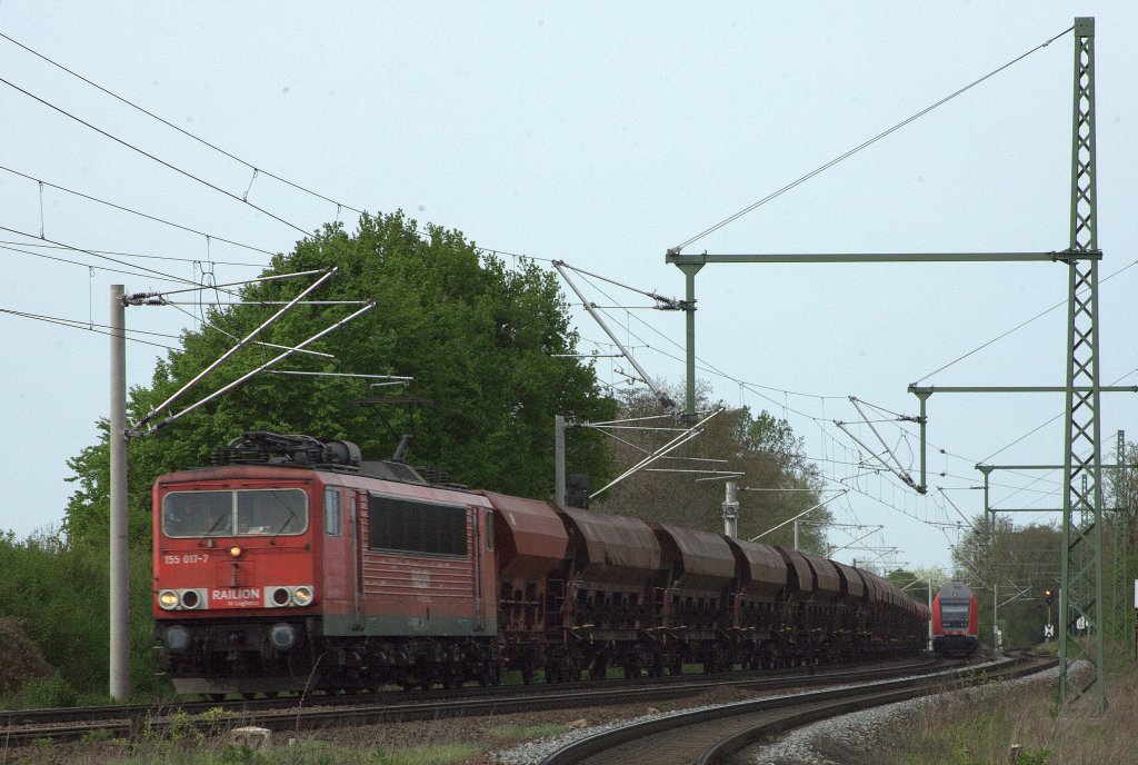 Hier zieht die 155 017 - 7  einen Kohlenzug (?) durch die Kurve bei Schkortleben, einer Regionalbahn  Richtung Merseburg begegnend, aufgenommen an der Einmndung der 
 Rippachtalbahn  am 30.04.2012 gegen 16:13 Uhr.