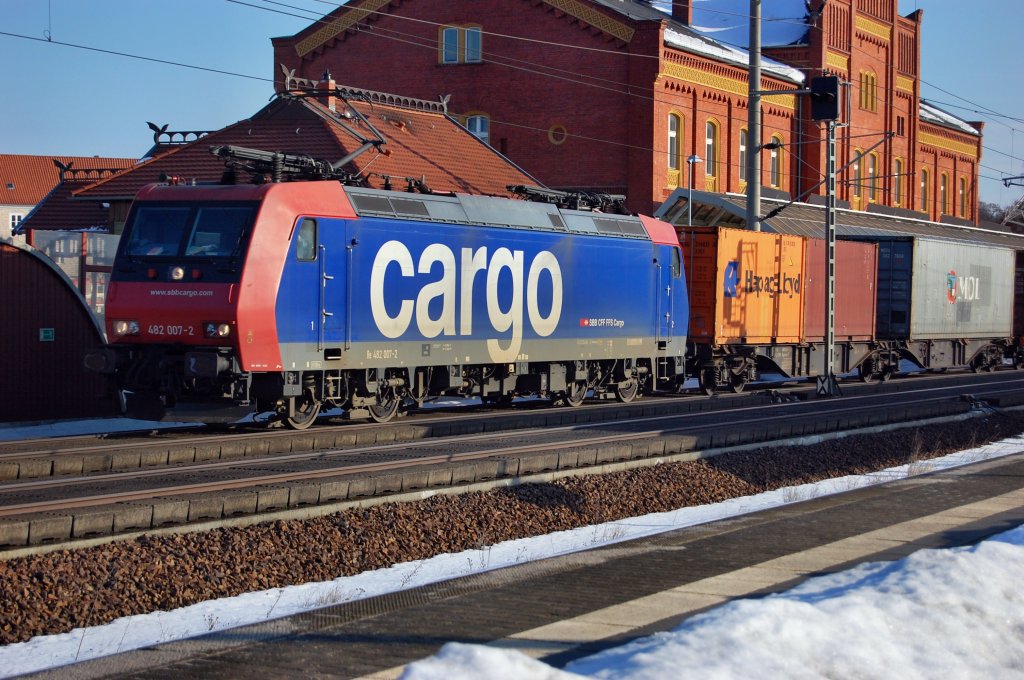 Hier zieht die 482 007-2 der SBB Cargo einen Containerzug durch Rathenow. 20.02.2010