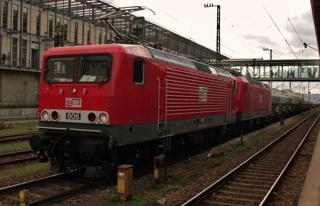 Hier zieht ein Doppel der MEG - 606 und 602 - einen Zementzug der MEG nach Regensburg Ost. (10.04.2010, Regensburg Hbf)