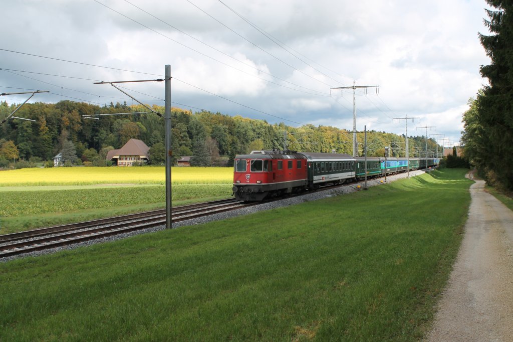 Hier zieht eine Re 4/4 ihren Sonderzug am 9.10. kurz vor dem Bahnhof Hindelbank in Richtung Bern. Warum dieser Zug verkehrte ist mir nicht bekannt.
