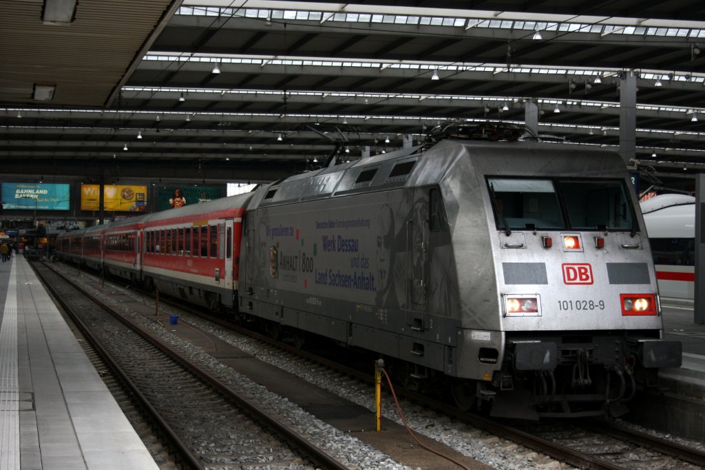 Hier zu sehen die 101 028-9  Sachsen Anhalt  vor'm MNex am 29.09.2012 im Mnchner Hbf