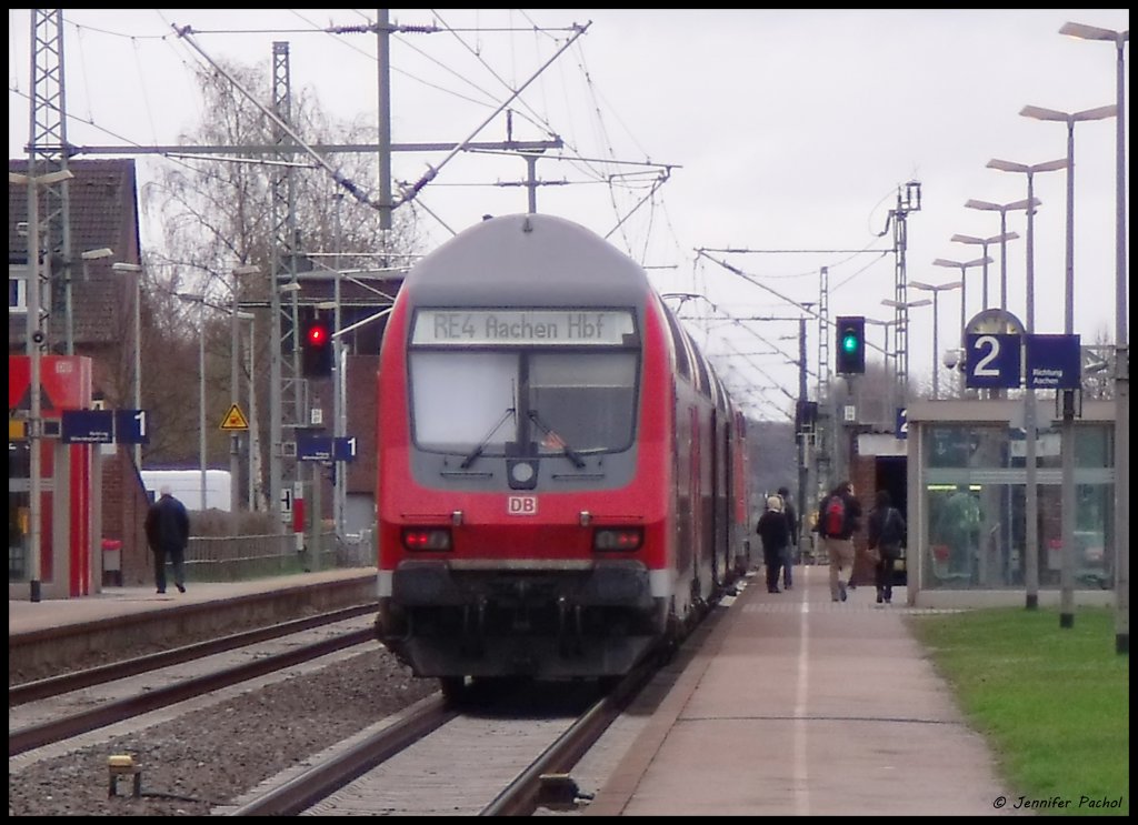Hier zu sehen der 10416 mit der 111 120 die eine orangene FIS Anzeige besitzt. Dieser steht gerade im Linderner Bahnhof und wartet auf seine Weiterfahr nach Aachen.
03.04.10 13:10