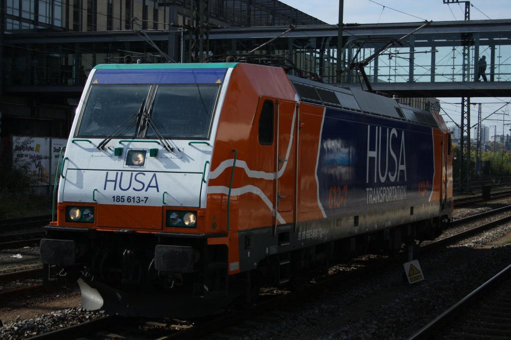 Hier zu sehen die 185 613-7  HUSA  im regensburger Hbf am 14.10.2013
