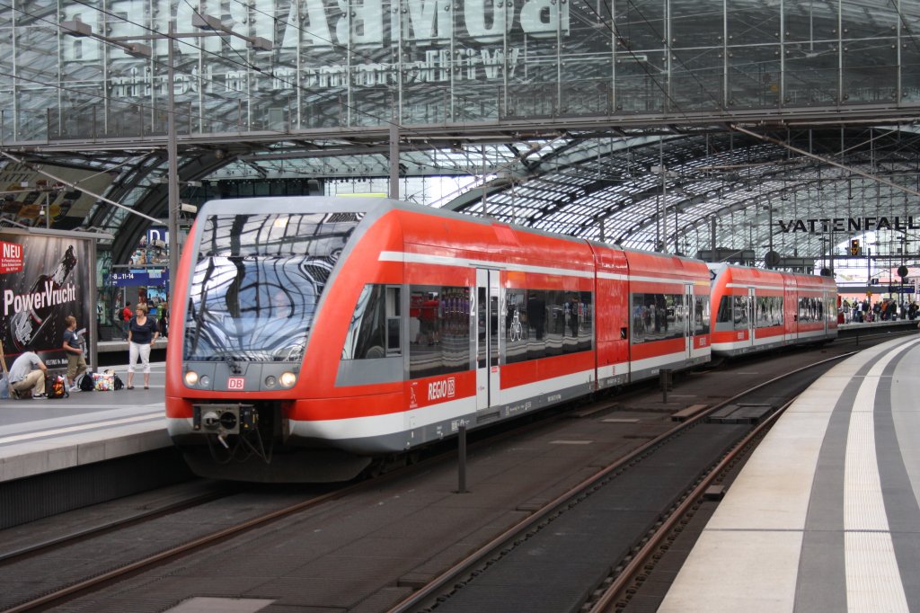Hier zu sehen der D 18595 Richtung Berlin Zoo. Triebwagen ist die BR 646. Berlin Hbf am 11.08.2012