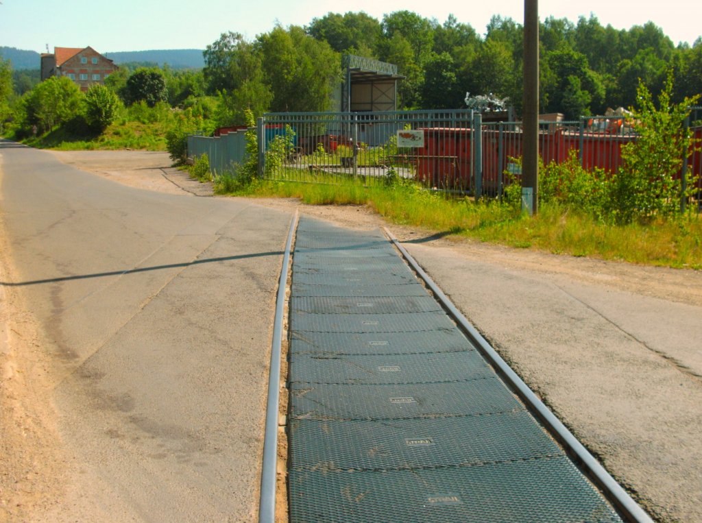 Hier zu sehen ist der ehemalige Gleisanschluss des Schrotthandels Zella-Mehlis an den Bahnhof. Gleis liegt noch,wird aber leider nicht mehr genutzt. Zum Schrotthandel fahren jetzt nur noch LKWs. 5.6.11