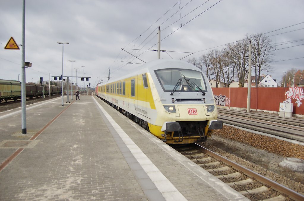 Hier zu sehen ein Gleismesszug in Rathenow mit einer 120 501-2 als Schublok. 02.03.2010