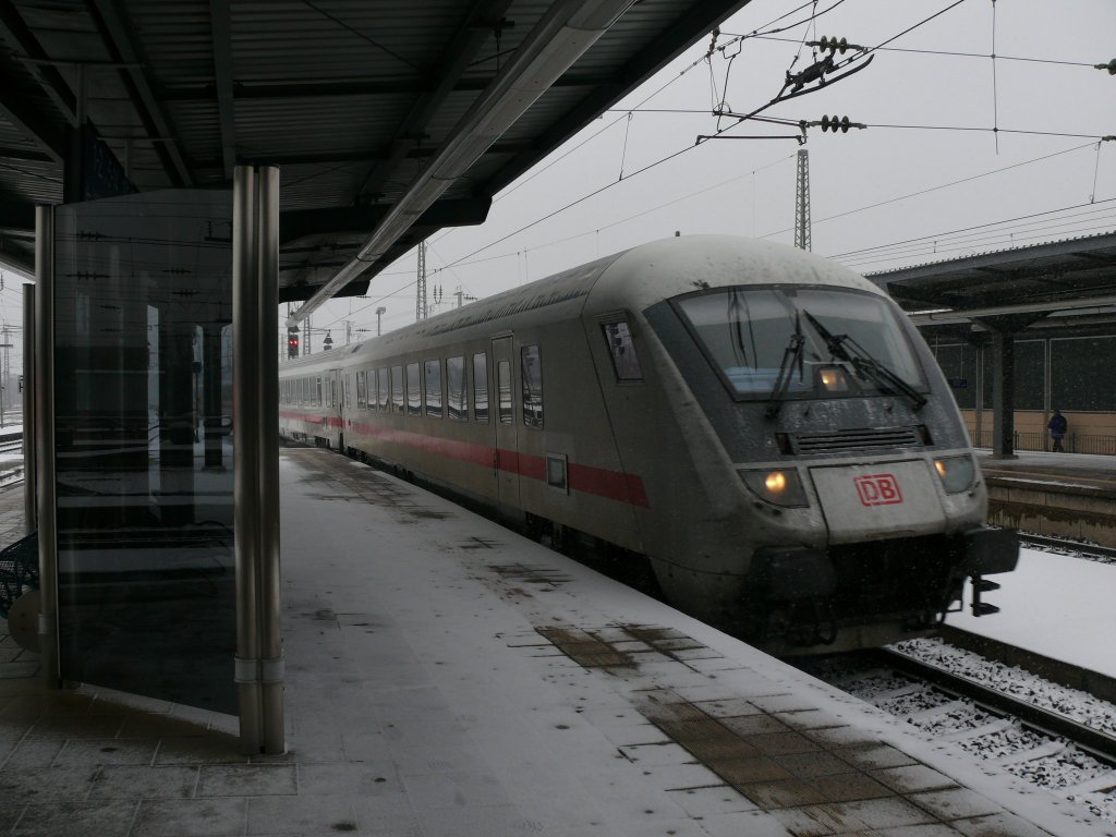 Hier zu sehen ein IC-Steuerwagen vor einem Ersatzzug fr den Ausgefallenen ICE 1003 nach Essen. Karlsruhe Hbf 8.01.10
