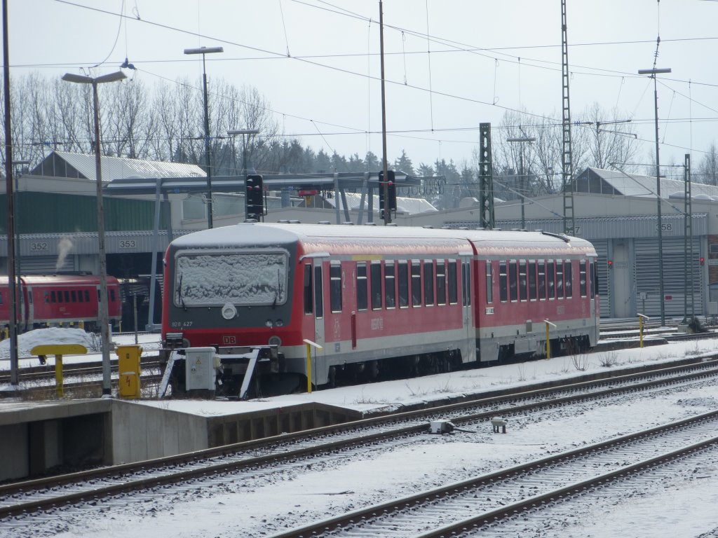Hier zu sehen ist eine eingeschneite, abgestellte 928er im Hofer Hauptbahnhof am 01. April 2013.