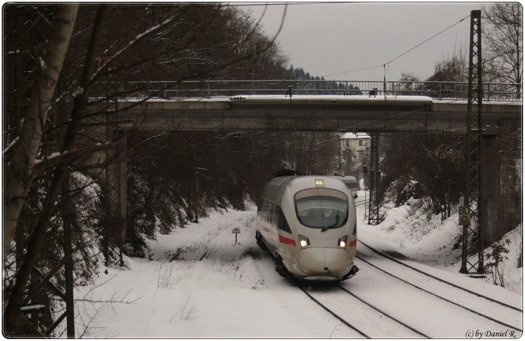 Hier zu sehen der ICE 26 von Wien Westbahnhof nach Dortmund. Er fhrt gerade so noch mit dem  Hintern  aus sterreich raus und hat so eben die Staatsgrenze berquert. Er befindet sich auf dem  Foto Passau, so auch wir. (04.01.11)