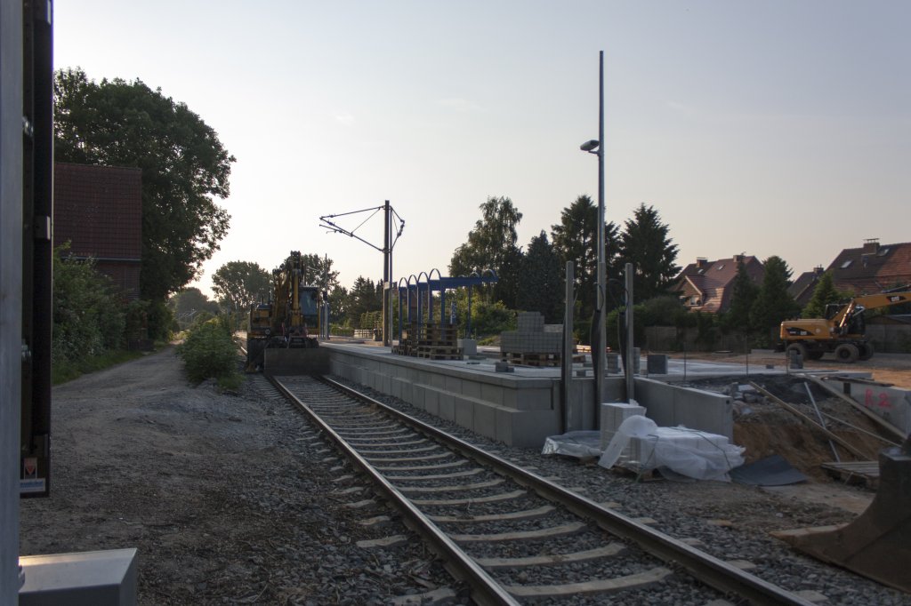 Hier zu sehen der neue Bahnsteig des Bahnhofes Heinsberg-Oberbruch.
Bald ist er fertig gestellt.