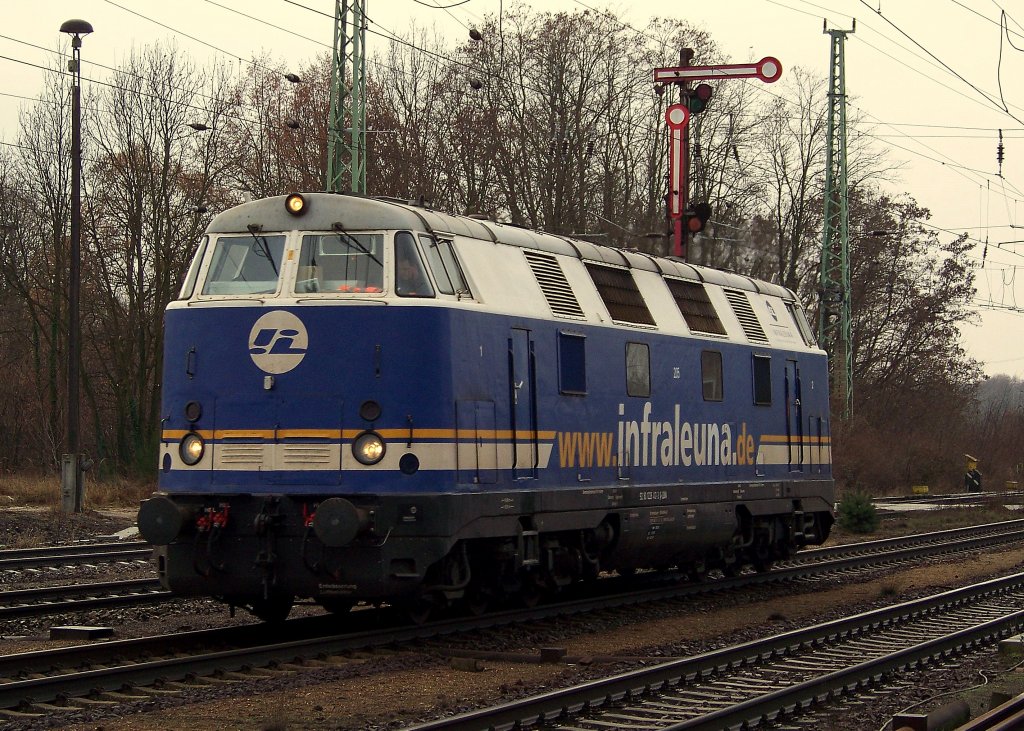 Hier zu sehen eine V 180 von der Firma Infra Leuna. Diese Lok fuhr am 29.11.2009 durch den Bahnhof von Calau/Niederlausitz in Richtung Cottbus. Wer genauere Infos zu der Lok hat, kann sich gerne melden. ;)