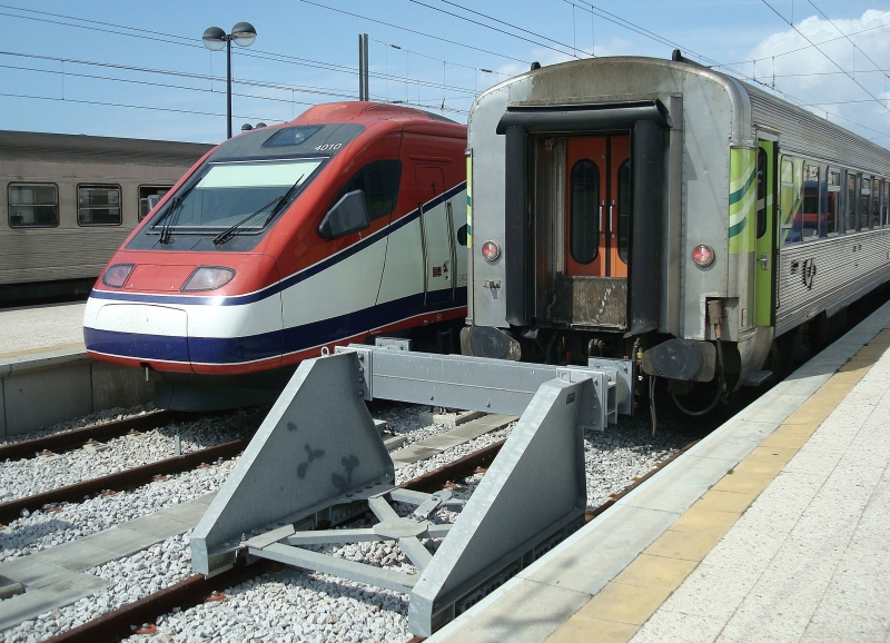 Hier das Zugende des  Alfa Pendular . Daneben der Waggon eines  Intercidades  - hnlich dem deutschen Intercity - mit Ziel Lissabon. Faro ist Endpunkt der Nord-Sd-Verbindung in Portugal, die in Braga beginnt. 23.9.2008  