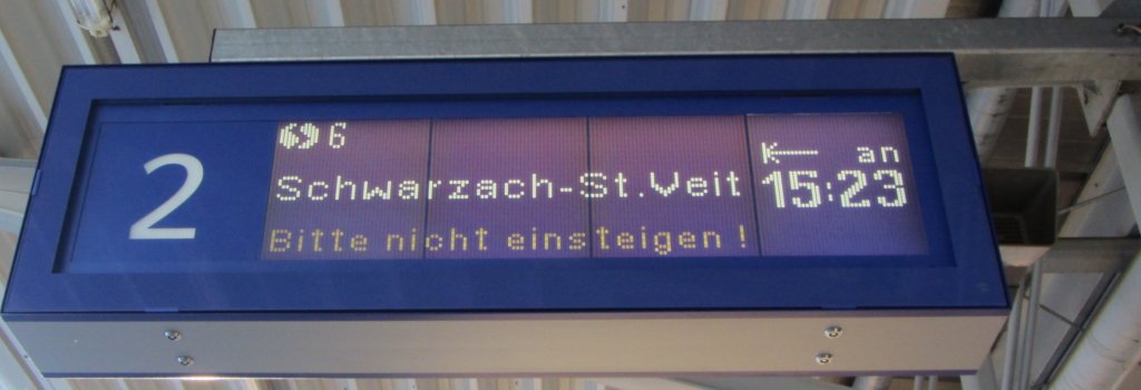 Hier der Zugzielanzeiger fr eine endende S6 aus Schwarzach-St.Veit in Wrgl Hbf am 27.12.2011.