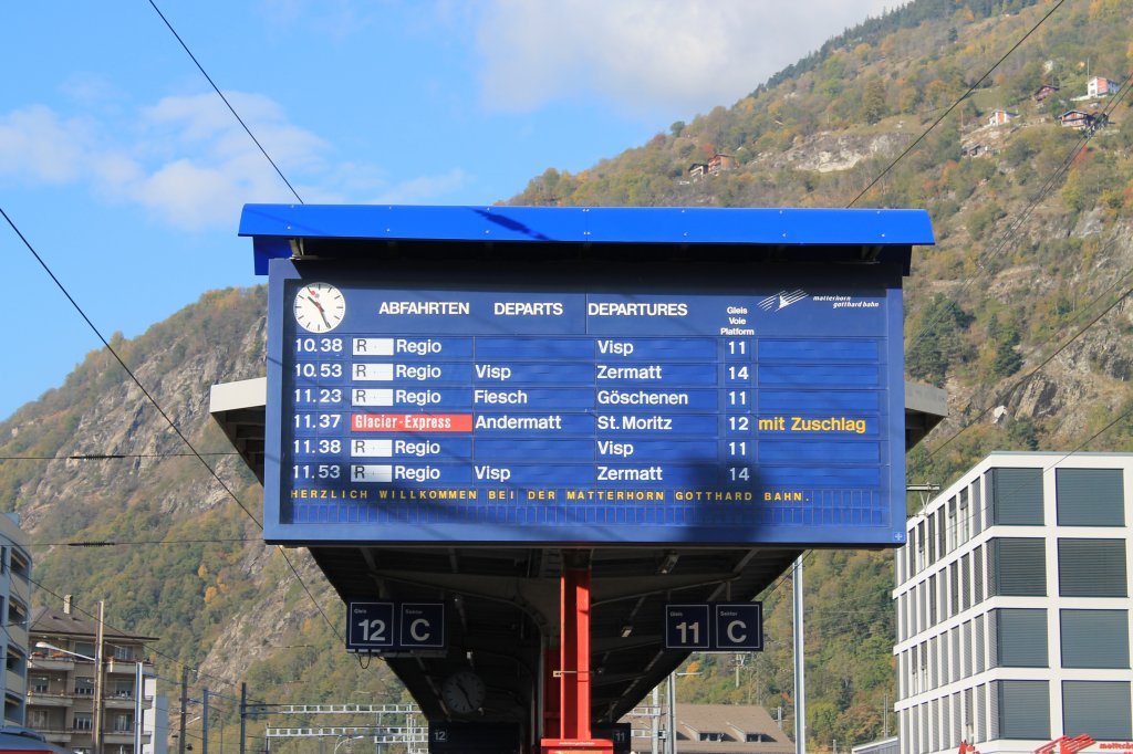 Hier der Zugzielanzeiger der MGB im Bahnhof Brig. Aufgenommen am 26.10.