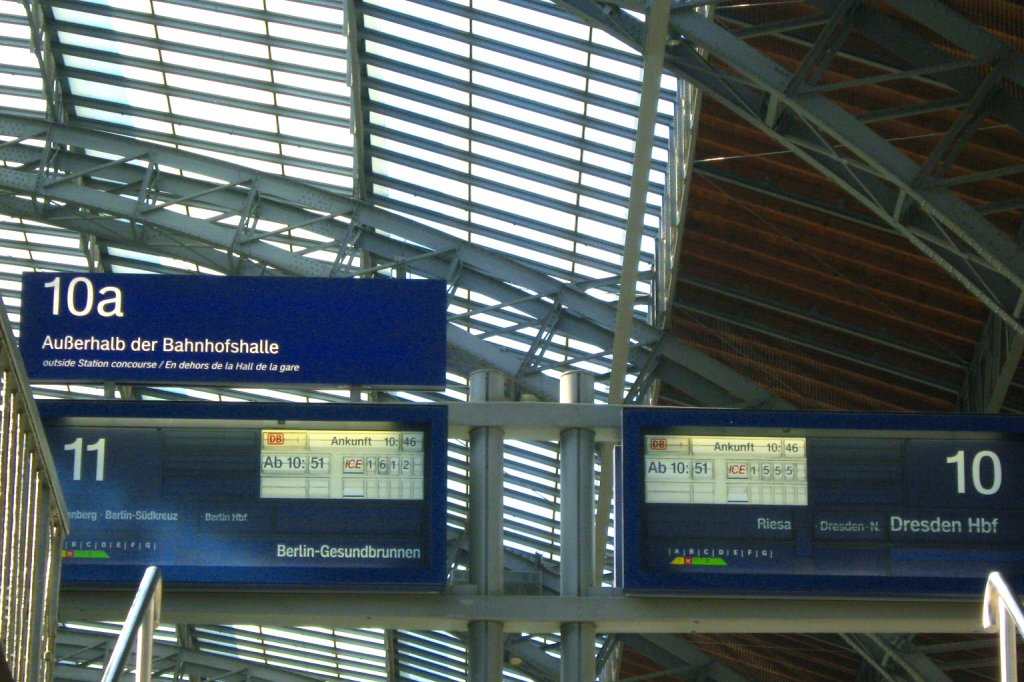 Hier zum Vergleich mal die alten Zuganzeiger. Also wie gesagt, rein optisch viel sch�ner als die neuen Digitalen.
07.04.2010 (Leipzig Hbf)
(c) by Vico Schulze