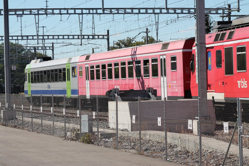 Hier das Zusatzmodul eines NPZ der BLS als S4 nach Thun am 28.8. bei der Einfahrt in Burgdorf.