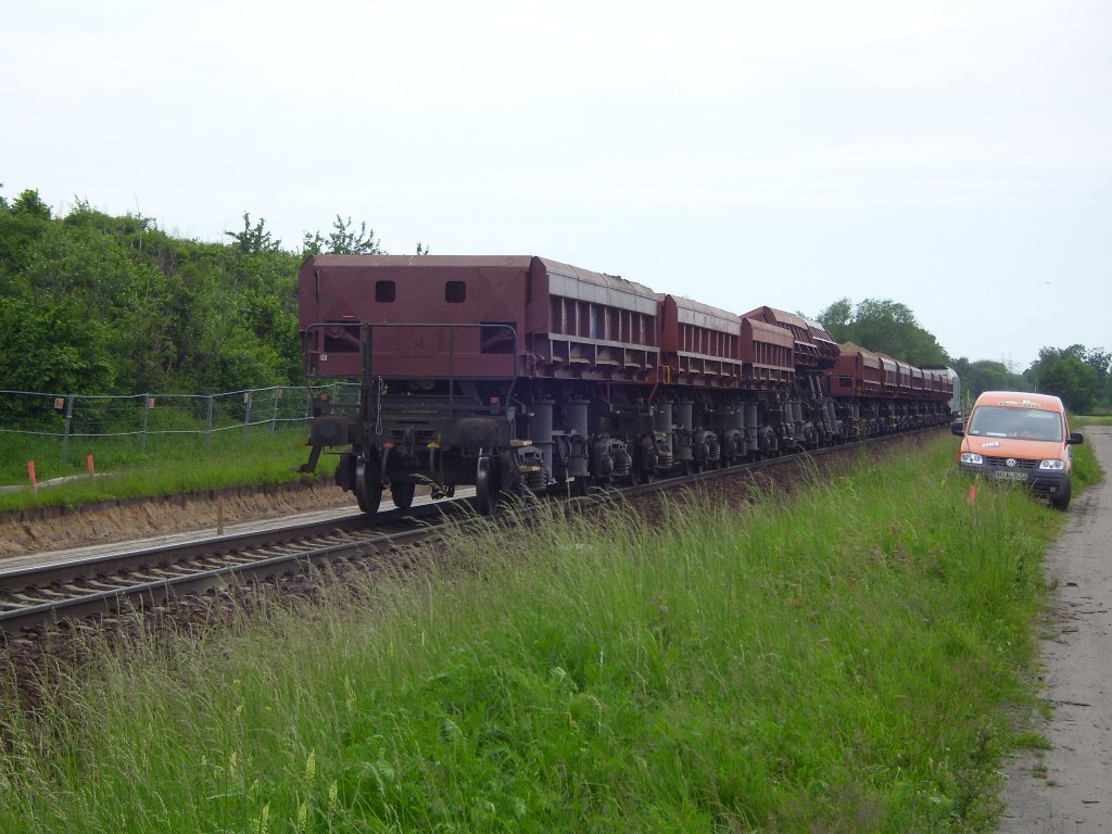 Hier zusehen die tschechisch/slowakischen Schttgutkippwagen der ZSS. Die gerade entladen werden. Im Einsatz ist der Zug bei den Streckenbauarbeiten von Lbbenau bis Knigswusterhausen.
