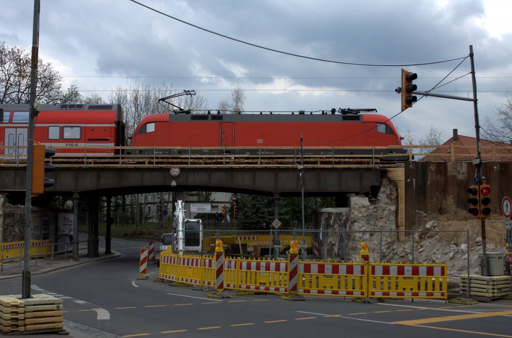 Hier ist zwar die  182 017 - 4  mit einem Zug der Linie S1 Richtung Dresden Neustadt zu sehen, aber es sollte der Fortgang der Bauma�nahmen  der Trasse
Dresden-Neustadt - Radebeul Ost dokumentiert werden.Die alten Br�ckenwiederlager einschlie�lich der St�tzmauern auf der Seite Rehefelder Str. sind abgerissen, derzeit werden Versorgungsleitungen rechts neu trassiert , w�hrendessen links schon Spundbohlen eingebracht worden und Eisenflechter am Werk sind.
20.04.2012  gegen 13:45 Uhr aufgenommen  