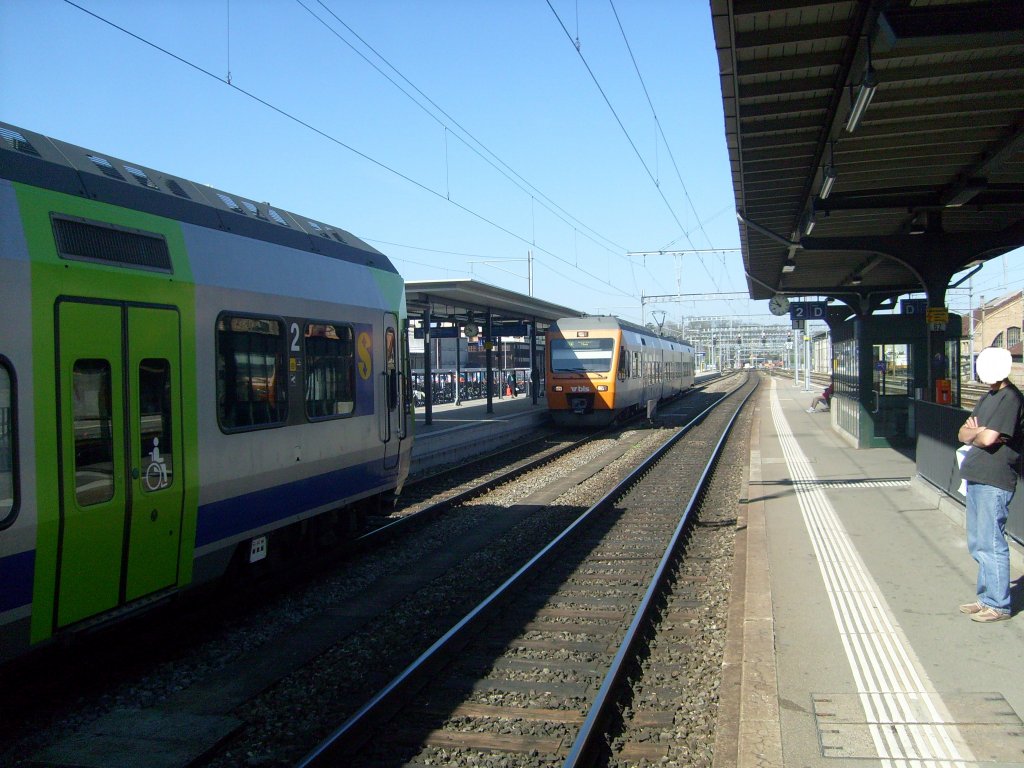 Hier zwei BLS NINA kurz vor ihrem kuppeln am 9.4. in Burgdorf. Sie werden dann zusammen als S44 nach Thun fahren.