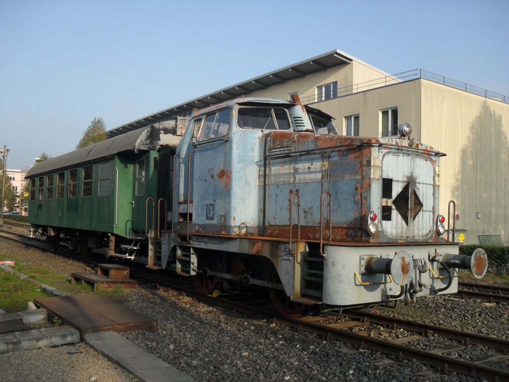 Hierbei handelt es sich um die Henschel DH240 der EFG(Eisenbahnfreunde Grenzland).Sie sieht zwar uerlich grauenhaft aus,kann aber noch fahren;das einzige was sie braucht ist eine neue HU und einen schnen neuen Anstrich!Ursprnglich verfgte ihr Motor ber 250PS;Heute verfgt ihr neuer Motor ber 370PS.Bis 2007 war sie in Wuppertal stationiert und sie hatte noch sehr viel Glck,da sie eigentlich dieses Jahr verschrottet werden sollte,aber die Eisenbahnfreunde kauften sie noch rechtzeitig auf und nun steht sie in Walheim bei Aachen mit einem alten Umbauwagen.Der Umbauwagen war brigens ein Pausencfe auf einer Sonderschule.Da aber der Schulhof erneuert wurde und fr den Wagen kein Platz mehr war,kahm er hier her.Das Foto enstand am 13.10.10.