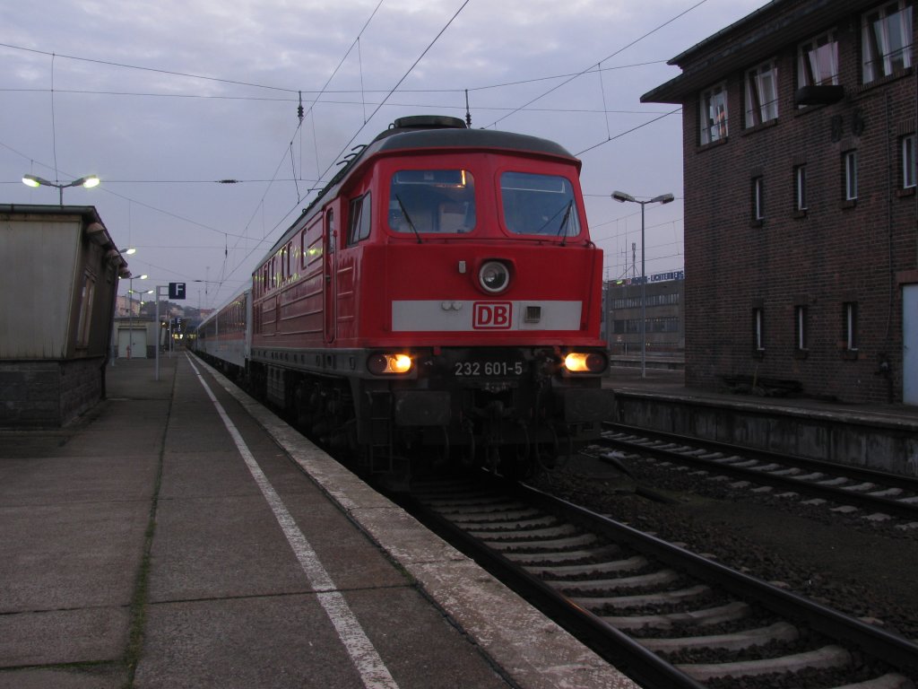 Hiermit m�chte ich meinen Bilderreigen der Tour mit Hannes M�ller mit 232 601-5 er�ffnen, diese steht am 5.12. bereit um den CNL aus Z�rich HB in das sogenannte  Talgo-Werk  zu �berf�hren.