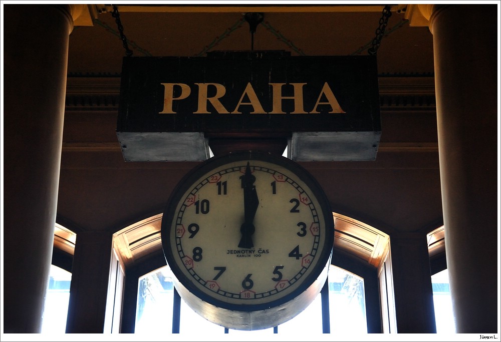 'High noon' am Hauptbahnhof in Prag; 7.2.2010.