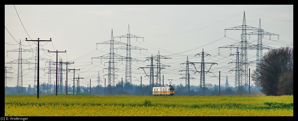 High Voltage! Triebwagen 1017 mit Beiwagen 1057 hat am 28.11.2010 zwischen Wallstadt und Heddesheim.