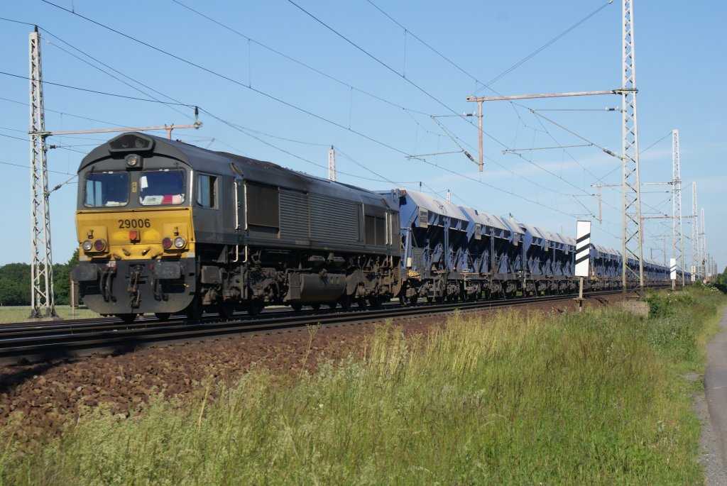 Highlight des Tages und das nicht nur fr meine Ohren.29006 mit einen langen Schotterzug am 16.06.2010 bei Dedensen/Gmmer.