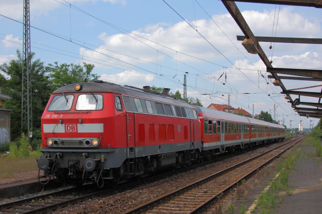 Highlight des Tages war 218 390-3 mit RE 3707 von Leipzig nach Hof. Fotografiert am 26.06.2010 bei der Einfahrt in den Bahnhof von Altenburg. 
