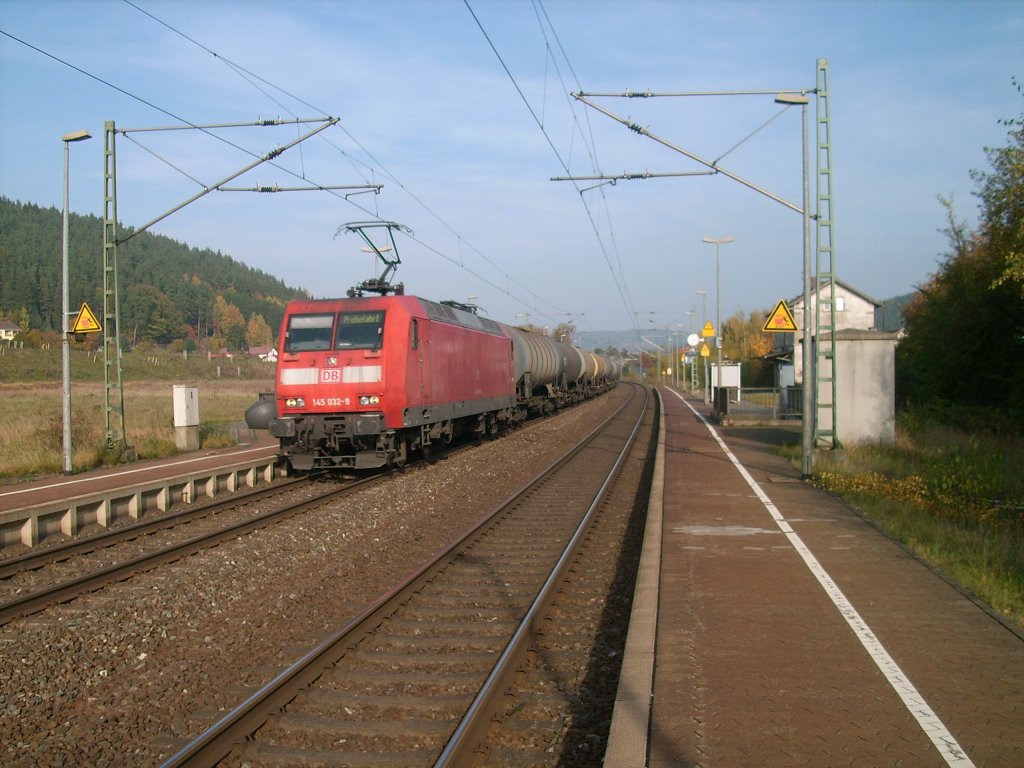 Highlight! Eine BR 145 durchfhrt am 28.10.2011 mit einem Kesselwagenzug den Bahnhof Neuses b. Kronach. Normalerweie fahren auf der KBS 840 keine BR 145. 