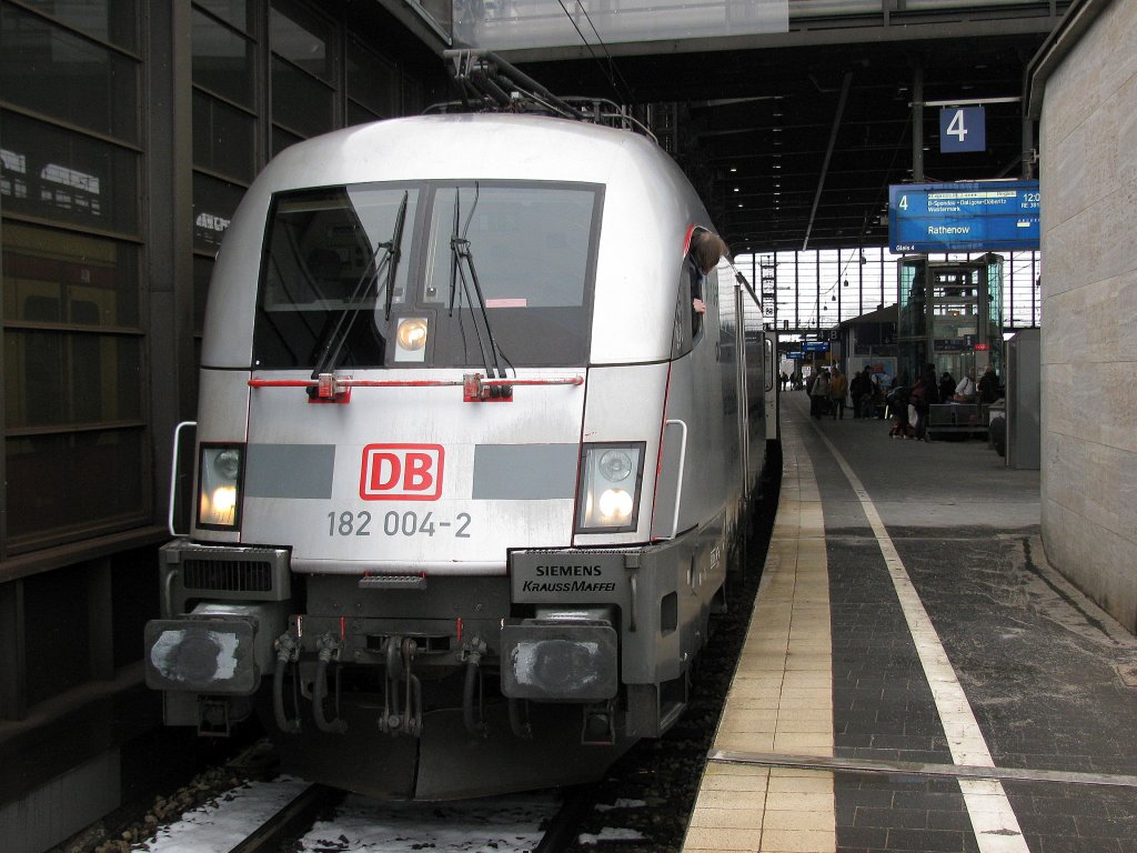 Highlight Nummer 3 nach einem beherzten Spring und einer kurzen Mitfahrt gelang dann dieses Bild in Berlin Zoo am 13.02. von 182 004-2.