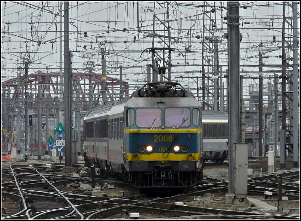 Hilfe! Wer sagt mir, wo ich lang fahren muss, um zum Bahnsteig in Bruxelles Midi zu gelangen, scheint die HLE 2006 zu fragen, als sie mit dem IC 97  Iris  nach Luxemburg aus dem Dpot kommt. Das Bild wurde am 06.02.2011 vom Bahnsteig aus gemacht. (Hans)