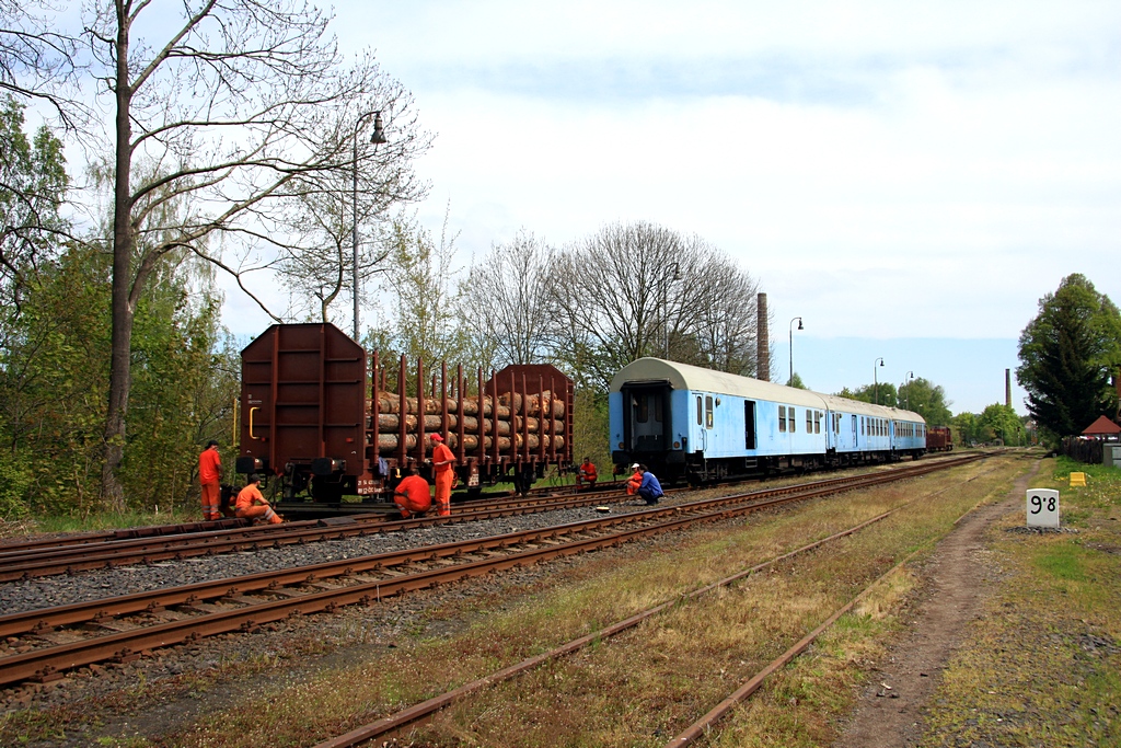 Hilfszugeinsatz im Bf luknov am 08.05.2011, der Laaps wird soeben eingegleist. 