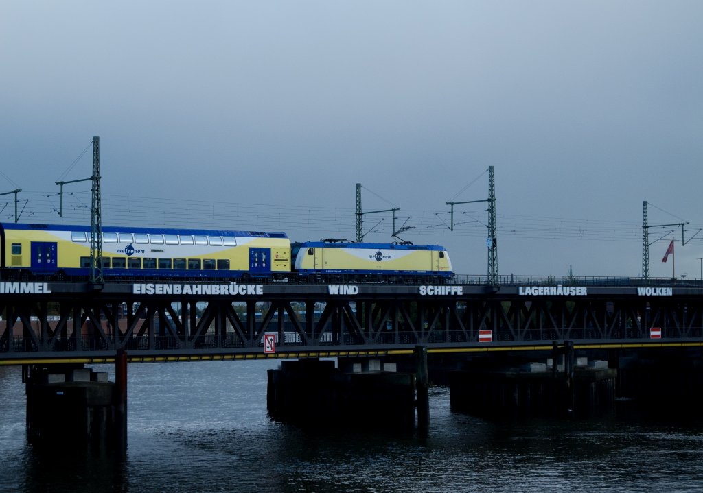 Himmel, Eisenbahnbr�cke und Wolken sind zu sehen, Wind, Schiffe und Lagerh�user nicht. Kurz vor Beginn des gro�en Regens: Metronom kurz vor der Einfahrt in Hamburg Hbf. (20.10.2011) 