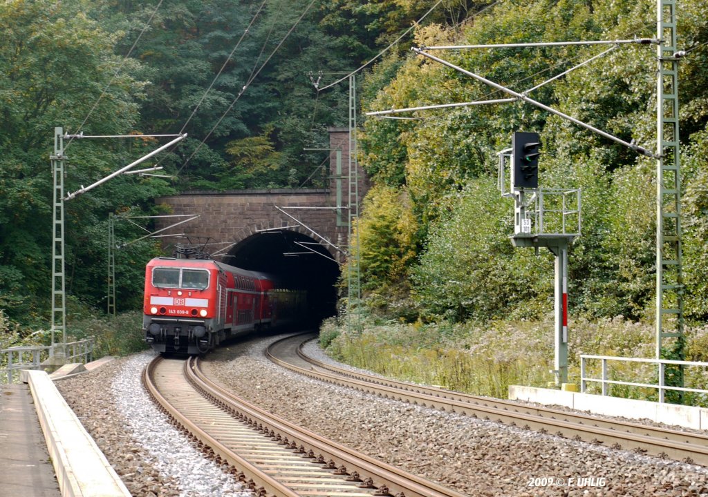 Hinaus in den Herbst - RegioDB BR143 erreicht mit Dosto-Garnitur auf Linie RB30 Richtung Dresden, aus dem Tunnel Edle Krone kommend, den gleichnamigen Haltepunkt (28.09.2009) 