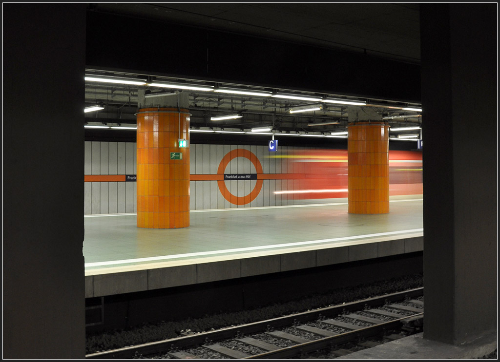 Hinein in den Tunnelbahnhof - 

Einfahrt einer S-Bahn der Baureihe 423 in den unteridischen Bahnhof am Frankfurter Hauptbahnhof. Da Johnannes so beigeistert war vom ursprünglichen, allerdings verwackelten Bild, haben wir versucht die Aufnahme zu wiederholen. 

12.07.2012 (J)