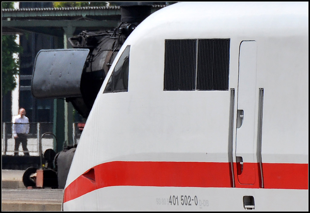 Hinten versteckt sich ein Urahn des ICE - 

Stuttgart Hauptbahnhof am 26.04.2011 (J)