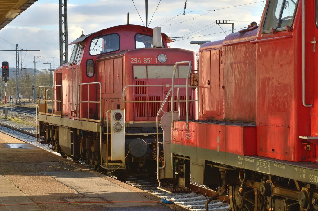 Hinter der 362 592-8 versteckt sich die  294 581-1, auch sie hlt Sonntagsruhe am Bahnsteig Gleis 1 im Bahnhof Bad Friedrichshall-Jagstfeld. 30.12.2012