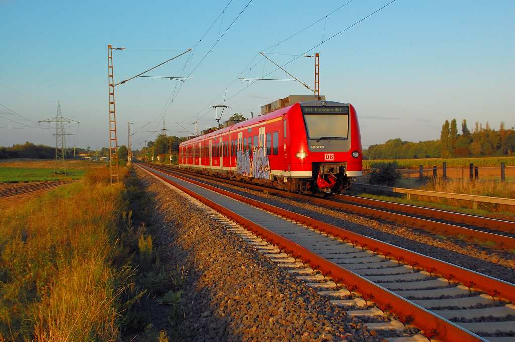 Hinter dem Bahnbergang Am Chur/In der Schley bei Wickrathahn ist der 425 079-0 nach Duisburg als RB 33 unterwegs. 7.9.2012