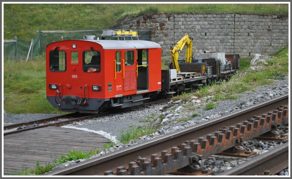 Hinter der Drehscheibe und der Furka Bergstrecke in Oberwald steht TM 985. (21.07.2011)