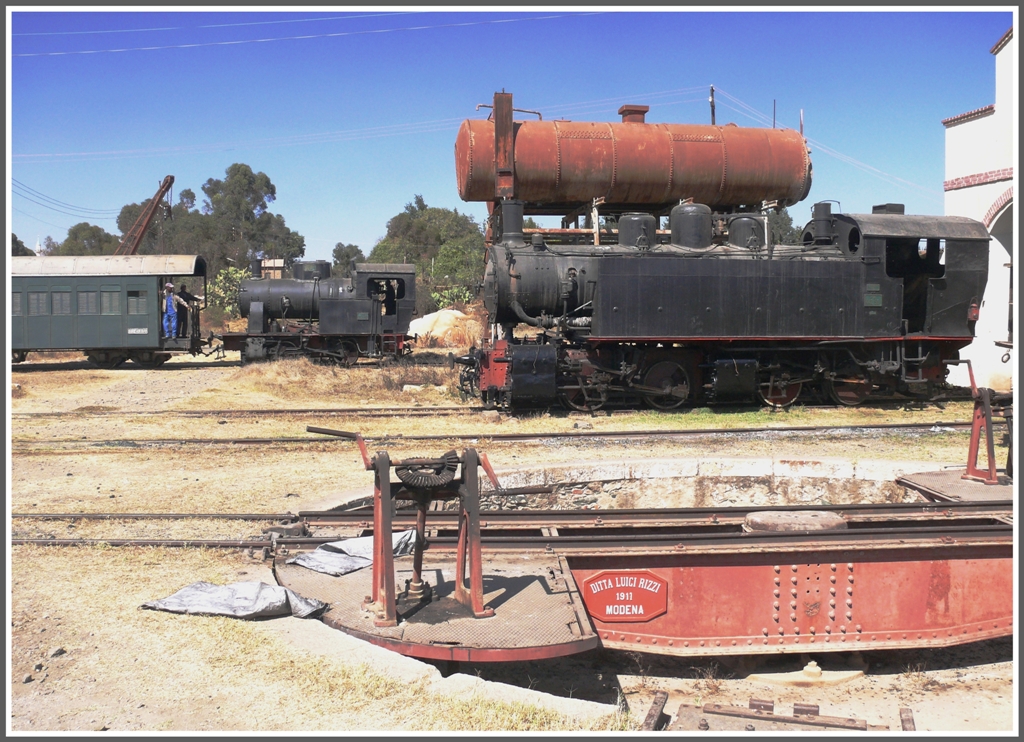 Hinter der Drehscheibe steht 442.56, die am 01.02.2012 erstmals seit 1974! einen Zug von Nefasit nach Asmara fhren wird. (31.01.2012)