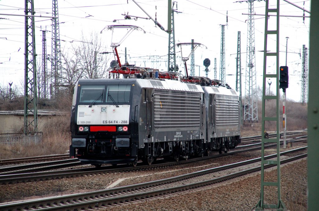 Hinter der ES 64 F4 212 fhrt ES 64 F4 288. Sie kamen aus dem Rbf Halle(S). Fotografiert vom letzten Bahnsteig in Halle(S). Fhrt sie auch fr die ITL?